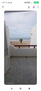 阿里什فيلا دوبلكس على البحر مباشره的浴室设有海滩景阳台。