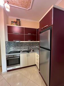 培拉特Rio's Apartment的厨房配有不锈钢冰箱和橱柜