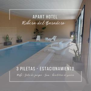 巴拉德罗APART HOTEL RIBERA DEL BARADERO pileta climatizada的一个带两个卫生间的游泳池和一个游泳池