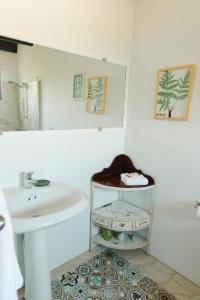 棕榈滩Villa Bougainvillea Aruba Rumba Suite的白色的浴室设有水槽和镜子