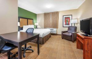 弗洛伦斯Extended Stay America Select Suites - Cincinnati - Florence - Meijer Dr的配有一张床和一张书桌的酒店客房