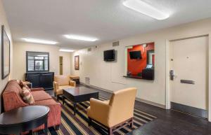 埃文斯维尔美国长住酒店 - 埃文斯维尔 - 东的客厅配有沙发、椅子和桌子