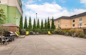 埃文斯维尔美国长住酒店 - 埃文斯维尔 - 东的庭院设有椅子、围栏和树木