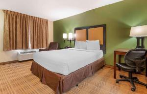 弗洛伦斯辛辛那提 - 佛罗伦萨 - 特夫维路长住公寓式酒店的酒店客房设有一张大床和一张书桌。