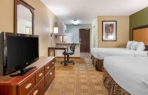 弗洛伦斯辛辛那提 - 佛罗伦萨 - 特夫维路长住公寓式酒店的酒店客房设有两张床和一台平面电视。