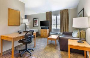 韦斯特伯鲁美国长期住宿酒店 - 波士顿 - 韦斯特伯勒 - 康皮塔多科特的酒店客房配有书桌和床。