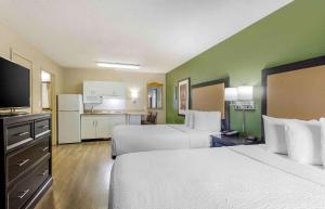 劳德代尔堡劳德代尔堡 - 塔马拉克 - 美国长期住宿酒店的酒店客房带两张床和厨房