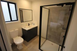 希尔斯维尔BIG4 Yarra Valley Park Lane Holiday Park的浴室配有卫生间、盥洗盆和淋浴。