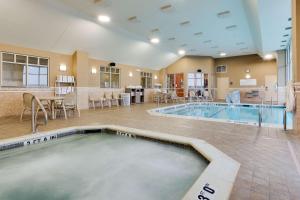 奥法伦伊利诺斯圣路易斯/奥法隆德鲁酒店的一个带厨房和用餐室的游泳池
