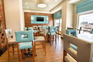 科罗拉多斯普林斯科罗拉多斯普林斯附近空军学院德鲁套房酒店的一间设有蓝色椅子的餐厅和一间用餐室