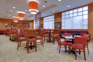 巴吞鲁日Drury Inn & Suites Baton Rouge的餐厅内带桌椅的用餐室