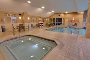 巴吞鲁日Drury Inn & Suites Baton Rouge的游泳池,位于酒店带游泳池的客房