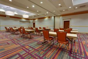 巴吞鲁日Drury Inn & Suites Baton Rouge的一间会议室,里面配有桌椅
