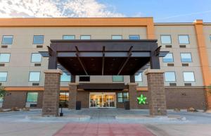 钱德勒Extended Stay America Premier Suites - Phoenix - Chandler - Downtown的前面有遮篷的办公楼