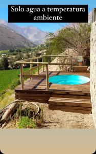 皮斯科艾齐Ladera Loft Pisco Elqui的庭院中带游泳池的木甲板