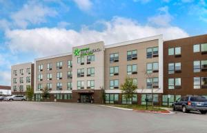 奥斯汀Extended Stay America Premier Suites - Austin - Austin Airport的大型办公楼,停车场有停车位