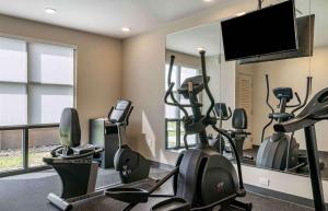 夏洛特港Extended Stay America Premier Suites - Port Charlotte - I-75的健身房设有跑步机和平面电视