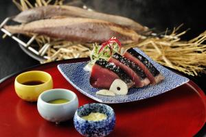 高知OMO7 Kochi by Hoshino Resorts的桌上一盘带肉和面包的食物