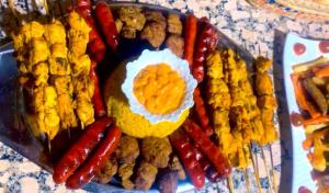 奥比丹Les Jardins Yasmina Bin el-Ouidane的包括鸡蛋、香肠和胡椒的食品托盘