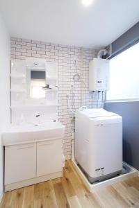 广岛bHOTEL Nikke - 1BR Apt for 10ppl near Hondori Shopping的白色的浴室设有水槽和镜子