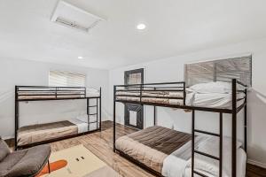 芒兹公园Serene Cabin-Sauna-Game Room的带三张双层床和一张沙发的房间