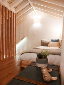 诺德什蒂Casas da Chaminé Eco Country Lodge的一间卧室配有一张床和一张植物桌子