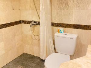 沙马林达Grand Verona Samarinda的一间带卫生间和淋浴的浴室