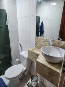 阿拉卡茹Apartamento perto da Orla de Atalaia的一间带卫生间和水槽的浴室