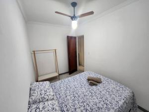 阿拉卡茹Apartamento perto da Orla de Atalaia的一间卧室配有一张床和吊扇