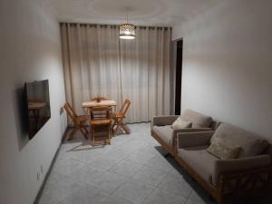 阿拉卡茹Apartamento perto da Orla de Atalaia的客厅配有沙发和桌子