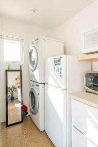 圣地亚哥Tropical Oasis On The Water Crown Point的一间厨房,在房间内配有洗衣机和烘干机