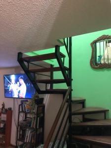 圣地亚哥Tu espacio Re - Cuarto con encanto的客厅里设有电视的楼梯