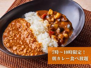 东京Anshin Oyado Tokyo Shinbashi Ekimaeten-Male Only的饭和咖喱饭