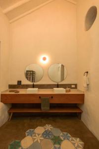 巴里查拉CASA JUANA BARICHARA的一间带两个盥洗盆和大镜子的浴室