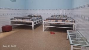 潘郎Nhà nghỉ Hồng Vân的墙上的房间里设有两张双层床