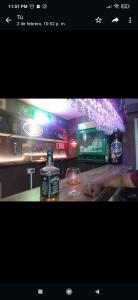瓦尔帕莱索Departamento valpo的酒吧的照片,包括一瓶威士忌和饮料