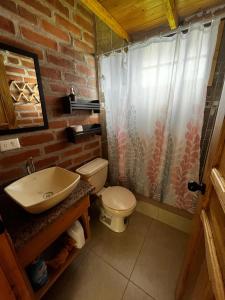 奥塔瓦洛Cabañas Tecla María的一间带卫生间和水槽的浴室