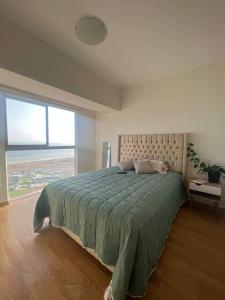 利马Departamento con vista al mar的一间卧室设有一张床和一个大窗户