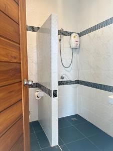 乌泰他尼府Ban Suweena的带淋浴的浴室(铺有蓝色地板)