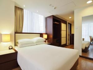 香港218 Apartment的卧室配有一张白色大床