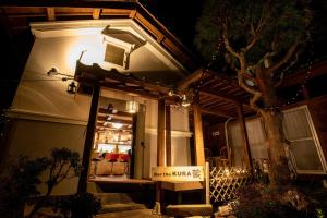 KawaguchiYamajuku Hanase-an - Vacation STAY 07897v的夜间在建筑物前的商店