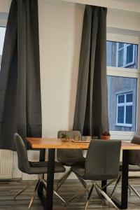 维也纳City Nook Apartments Near Hauptbahnhof的餐桌、椅子和窗帘