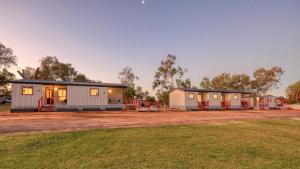 坎纳马拉Cunnamulla Tourist Park的公园里一排移动房屋