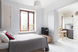 赫尔辛基Charming suite with garden and free parking的一间白色卧室,配有床和厨房