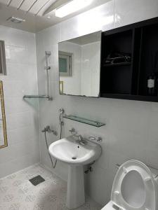 蔚山Jinistay #Netflix #Oceanview #private barbeque facility #1pm checkout的白色的浴室设有水槽和镜子