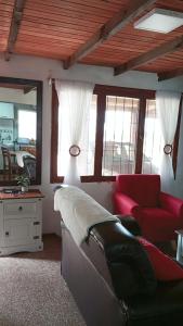 科斯塔阿苏尔Lo de Sandra的带沙发和红色椅子的客厅