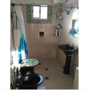 科斯塔阿苏尔Lo de Sandra的一间带卫生间和水槽的小浴室