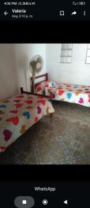 科斯塔阿苏尔Lo de Sandra的一张带两张床的卧室的照片