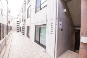 东京The most comfortable and best choice for accommodation in Yoyogi SioY5的建筑物边有温度计的空巷