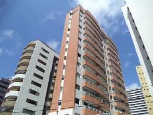 福塔莱萨布里萨德玛公寓酒店的两座高楼旁的高楼